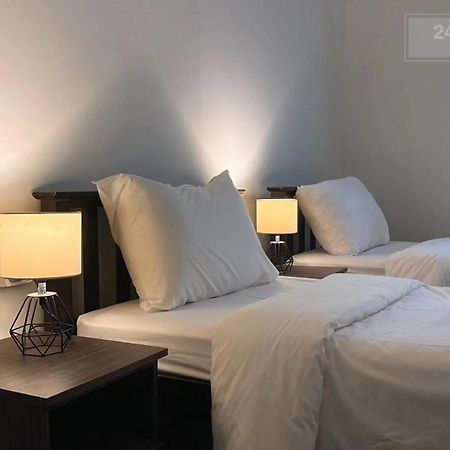 24 Kimberley Hotel George Town Room photo